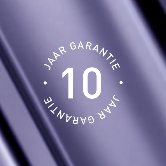 Cirkelvormig logo met '10 JAAR GARANTIE' in het wit op een paarse, satijnen achtergrond.