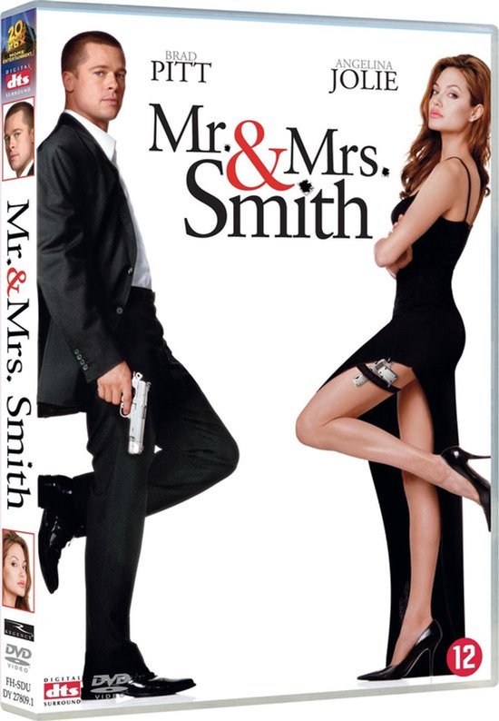DVD-hoes van "Mr. & Mrs. Smith" met Brad Pitt en Angelina Jolie. Brad draagt een zwart pak, Angelina een zwarte jurk.