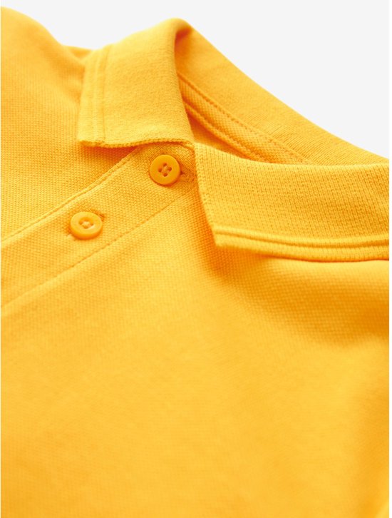 Gele polo met twee knopen en een kraag.