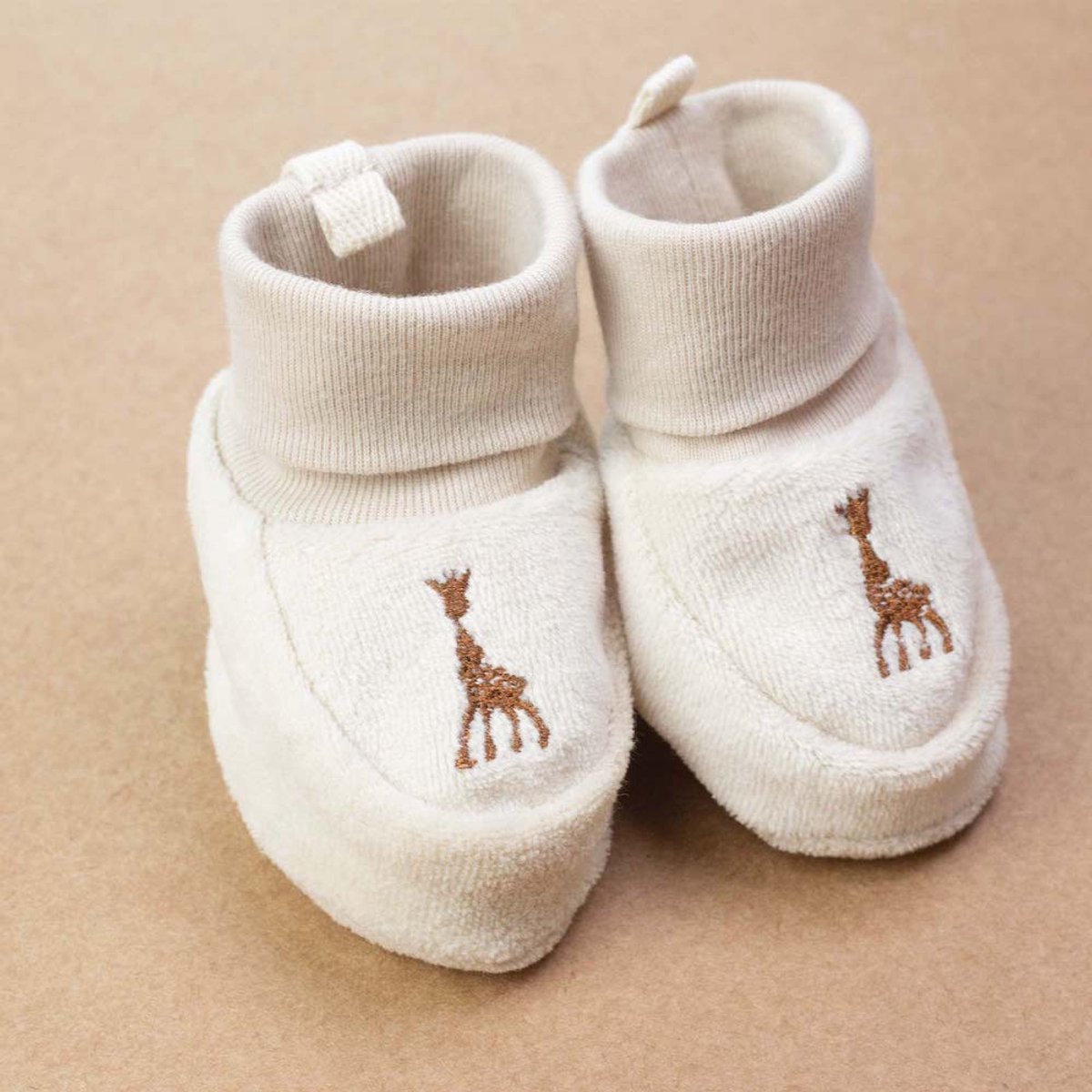 Sophie de giraf Geboorteset Velours Beige – Baby Pyjama, Mutsje & Slofjes 0M (50 cm) – Zacht Fluweel – Unisex – Comfortabele Vooropening – Luxe Kraamcadeau Set – foto 4