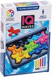 Doos van het IQ Waves spel met de gekleurde puzzelstukken en een rode stuk.