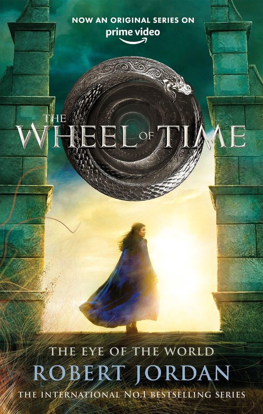 Boekomslag met de titel 'The Wheel of Time: The Eye of the World' door Robert Jordan, met een vrouw in een blauwe cape en een ouroboros.