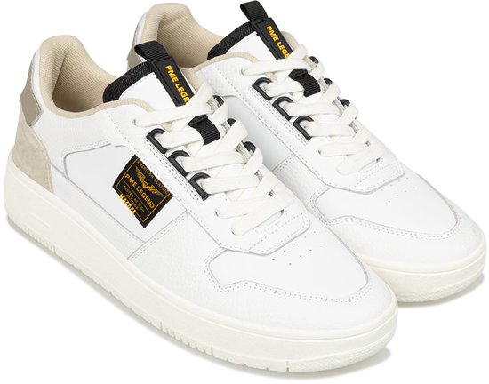 Een paar witte PME Legend sneakers met beige suède en leren details, witte veters.