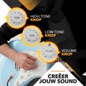 Close-up van de bedieningselementen van een lichtblauwe elektrische gitaar: "HIGH TONE KNOP", "LOW TONE KNOP", "VOLUME KNOP". "CREËËR JOUW SOUND"