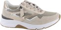 Crème leren sneaker met beige suède accenten, mesh panelen en ritssluiting.