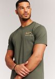 Groen T-shirt met ronde hals en een opdruk van een berglandschap met het woord PROTEST op de borst.