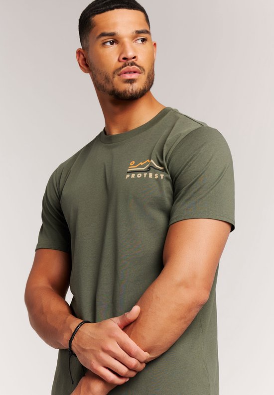 Groen T-shirt met ronde hals en een opdruk van een berglandschap met het woord PROTEST op de borst.