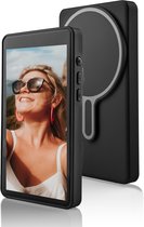 Zwarte MOJOGEAR VS3 monitor toont selfie van een vrouw met zonnebril en grote oorbellen. Zwarte magnetische houder aan de achterkant.