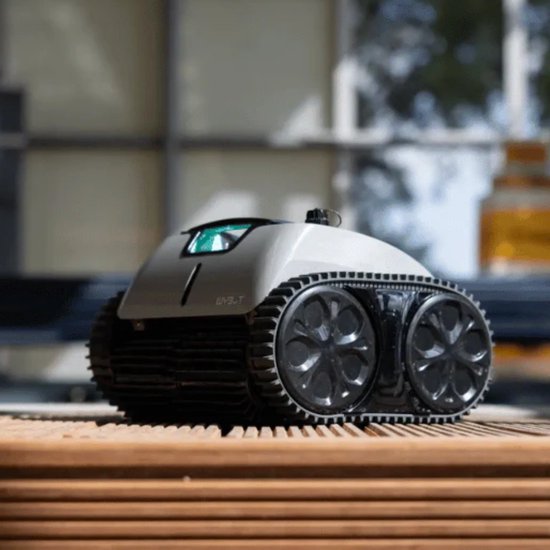Grijze en zwarte robotstofzuiger met rupsbanden, op een houten ondergrond.
