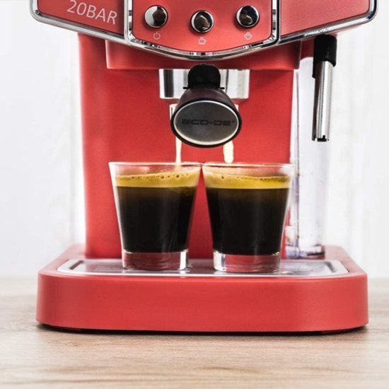Rode espressomachine met twee glazen verse espresso.