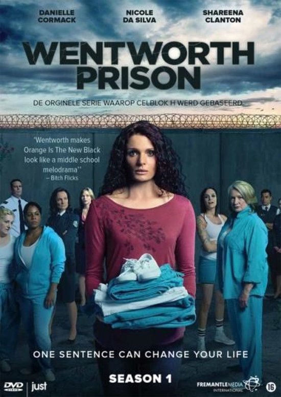 DVD-hoes van Wentworth Prison, Seizoen 1. Danielle Cormack draagt een roze shirt en houdt kleding vast. Vrouwen in gevangeniskleding staan op de achtergrond.