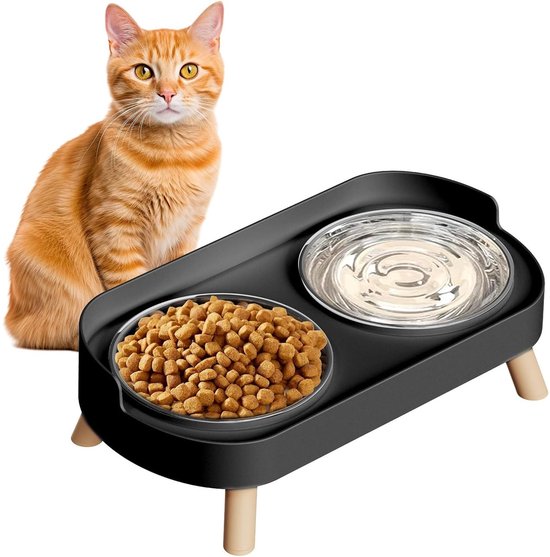 Zwarte dubbele kattenvoerbak met een kom vol brokken en een kom met water, naast een zittende oranje kat.