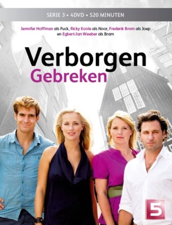Vier personen kijken naar de camera. Achter hen staan gebouwen. Tekst: Verborgen Gebreken, Serie 3.