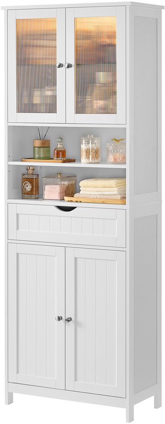 Meuble de salle de bain blanc avec portes vitrées, tiroir, étagères ouvertes et armoire. Rempli d'accessoires et de serviettes.