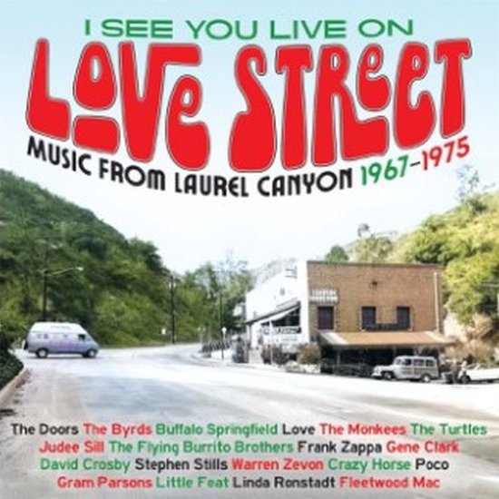 Albumhoes met de tekst "I SEE YOU LIVE ON LOVE STREET MUSIC FROM LAUREL CANYON 1967-1975". Een straat in Laurel Canyon met gebouwen en auto's.