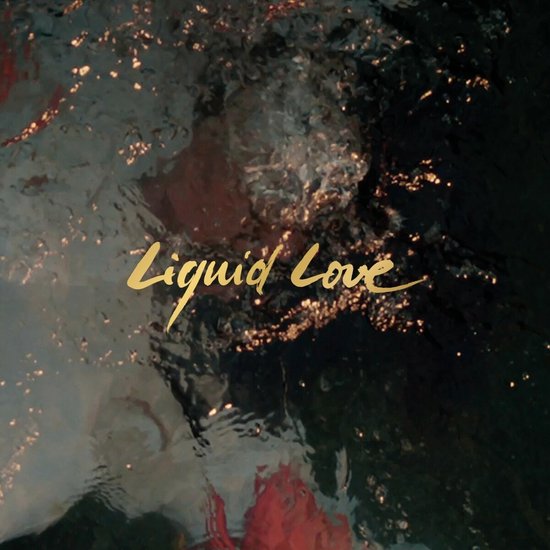 Albumcover 'Liquid Love' van Intergalactic Lovers met gouden tekst op een donker, waterachtig oppervlak.