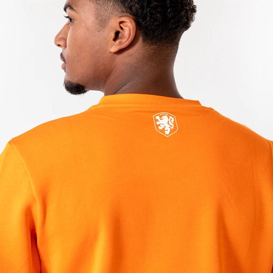 Oranje sweater, achterkant met klein leeuw-logo op de nek.
