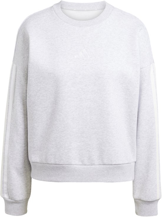 Een lichtgrijze Adidas sweater met witte strepen op de mouwen, op een witte achtergrond.