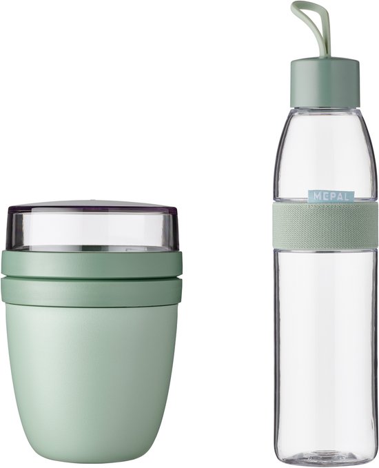 Sagegroene Mepal lunchpot met deksel en transparante waterfles met sagegroene band en lus.