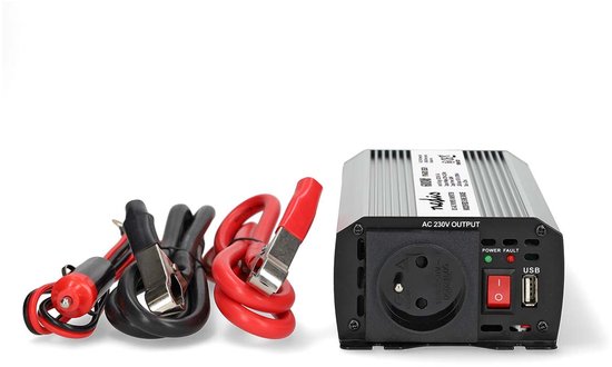 Zilverkleurige omvormer met rode en zwarte accuklemmen en een CEE 7/3 stopcontact, USB-poort en schakelaar.