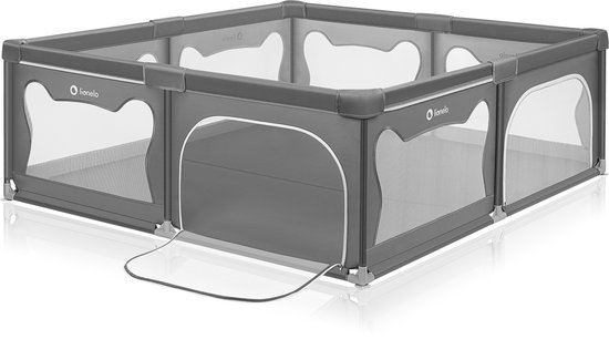 Grijze box met openklapbare ingang en Lionelo logo, op een zwarte achtergrond.