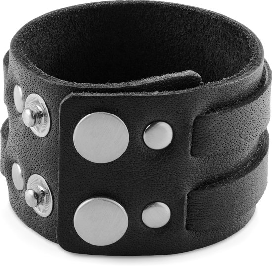 Zwarte leren armband met een textuur en zilverkleurige metalen drukknopen.