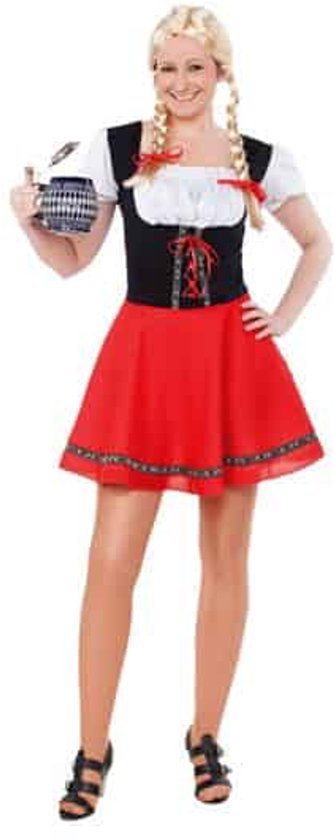 Vrouw in een rood en zwart Oktoberfest jurkje met witte mouwen en een schort, ze houdt een kruik vast.