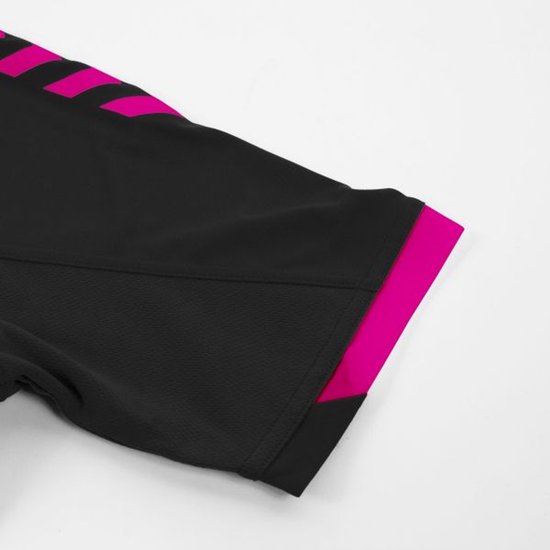 Zwart sportshirt met roze accenten op de mouwen.