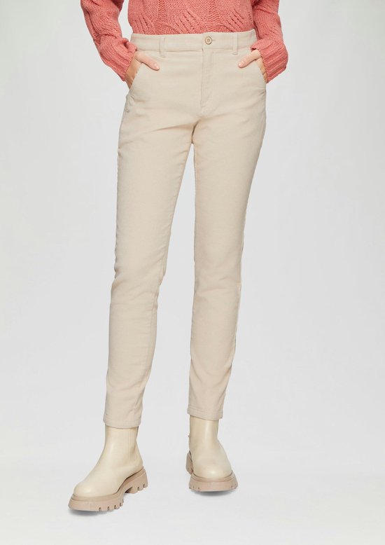 Crèmekleurige corduroy broek met een aansluitende pasvorm, gedragen door een model met een roze trui.