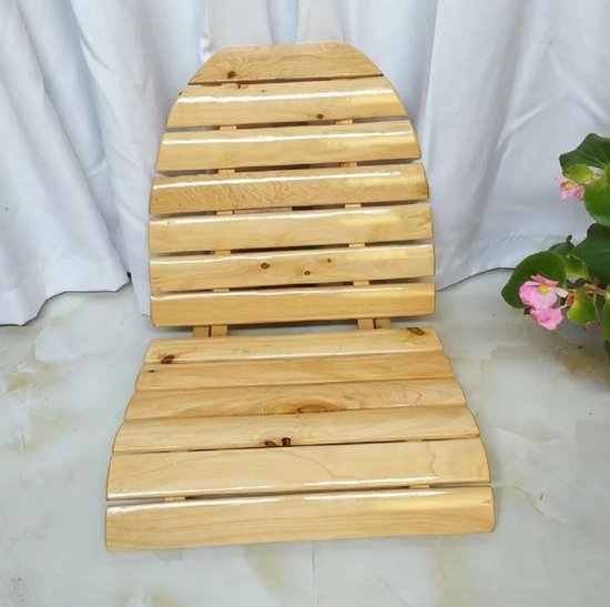 Houten opklapbare kruk met lattenbodem voor rugleuning en zitting. Natuurlijke houtkleur, op witte en grijze achtergrond.
