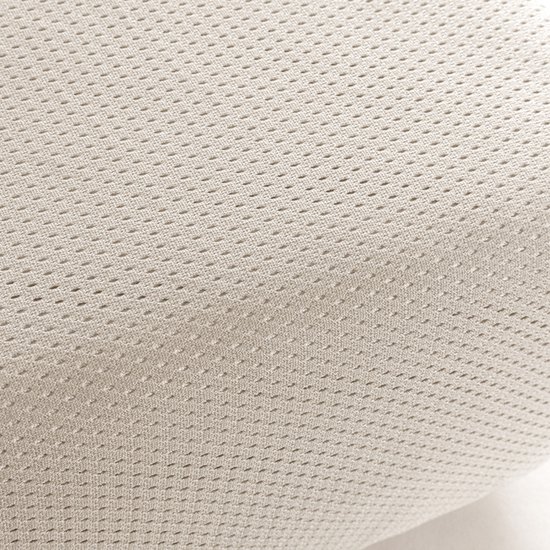 Close-up van het zandkleurige hoeslakendoek met kleine perforaties voor ventilatie.