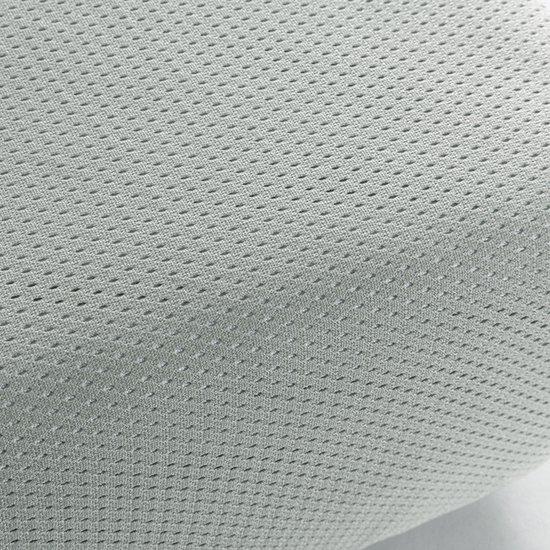 Detailopname van een lichtgroene stof met een fijn, geperforeerd rasterpatroon.