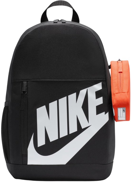 Zwarte Nike rugzak met een groot wit logo en een oranje etui aan de zijkant.