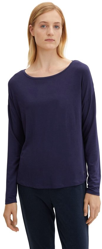 Blauw T-shirt met lange mouwen en boot hals, gedragen door een blond model.