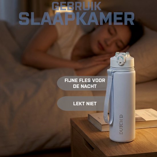 Witte drinkfles met blauwe lus op een nachtkastje, naast een boek. Fijn voor de nacht.