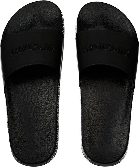 Zwarte Superdry slippers met opdruk in reliëf en getextureerde zool.