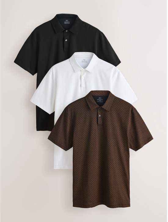 Set van drie poloshirts: één zwart, één wit met subtiele print, en één bruin met geometrische print.