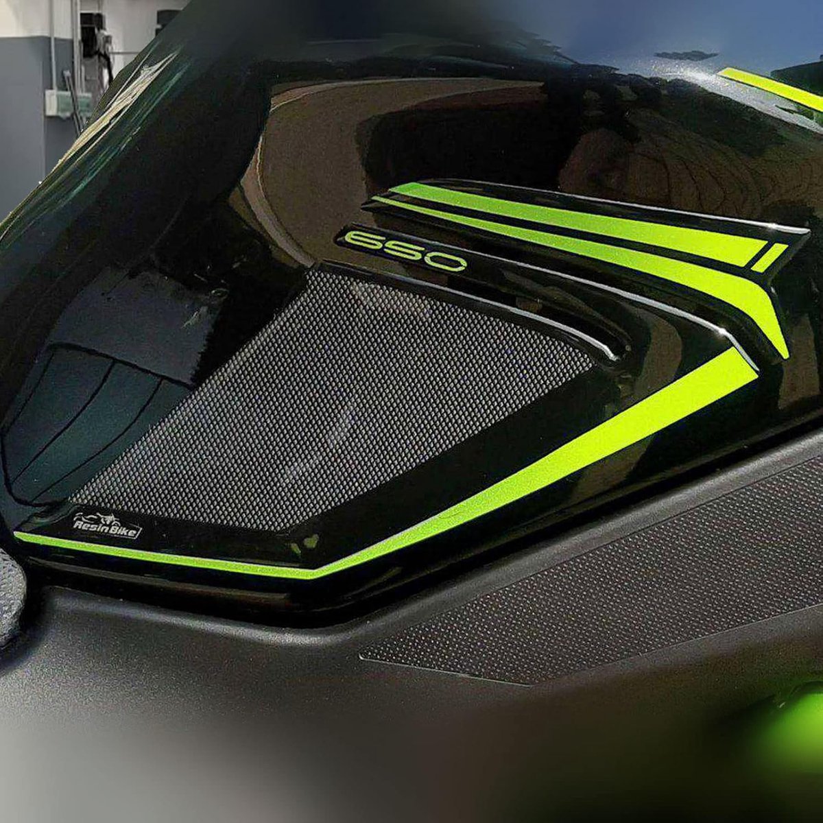 Motorstickers Set - Zijtankbeschermers - Motor Beschermen - 3D Hars Effect - Groen