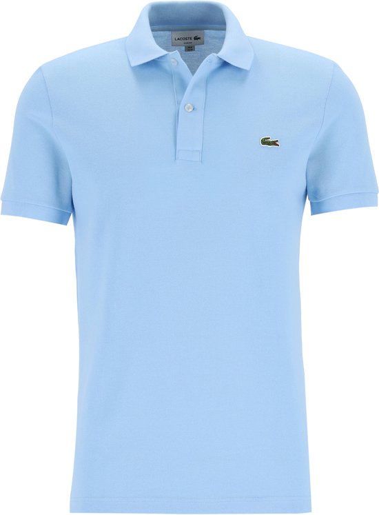 Lichtblauw kortarmig poloshirt met kraag en knopen, met kleine groene krokodil.