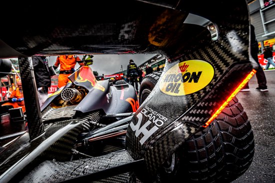 Close-up van de achterkant van een zwarte raceauto met de tekst KROON OIL op een geel logo.
