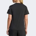 Achterkant van een vrouw in een zwart sportshirt met de kenmerkende Adidas strepen.
