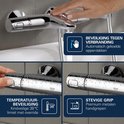 Detailfoto's van een chroom thermostaatkraan: hand op kraan, close-up van knop voor temperatuurinstelling en handgrepen met griptextuur.