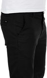 Detailopname van de zijkant van een zwarte slim fit chinobroek, met een open zijzak.