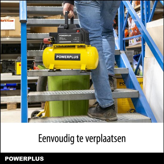 Persoon in spijkerbroek draagt een gele Powerplus compressor met zwarte handgreep.