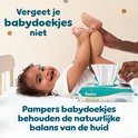 Een baby ligt op zijn rug, lachend. Een hand veegt met Pampers babydoekjes. Pak Pampers babydoekjes Aqua Soft Touch.