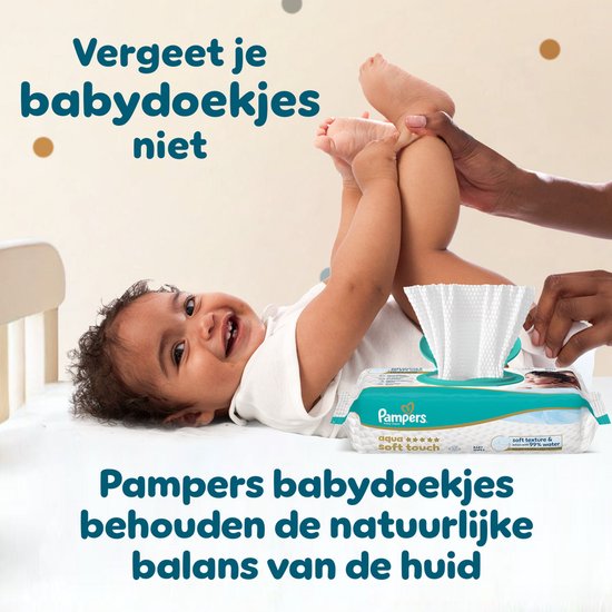Een baby ligt op zijn rug, lachend. Een hand veegt met Pampers babydoekjes. Pak Pampers babydoekjes Aqua Soft Touch.