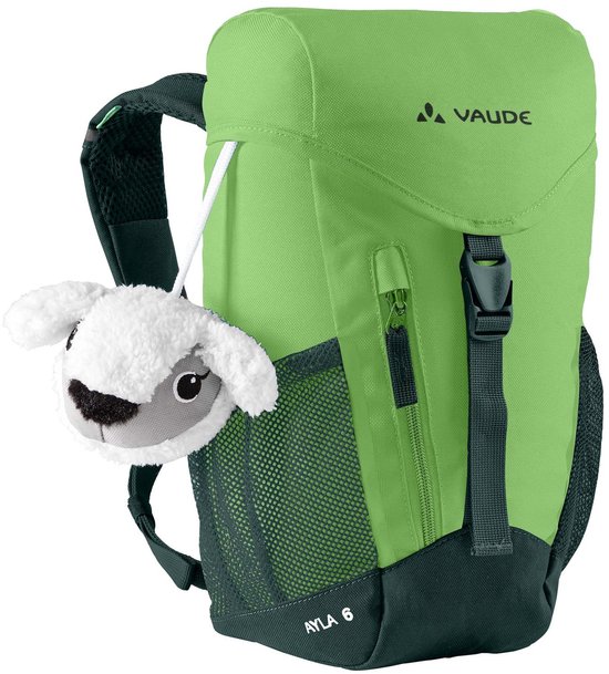 Lichtgroene Vaude Ayla 6 kinderrugzak met donkergroene accenten en een speelgoedschapenknuffel in het zijvak.
