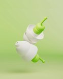 Twee Alpine SleepSoft oordopjes met witte omhulling en groene filter, zwevend op een groene achtergrond.