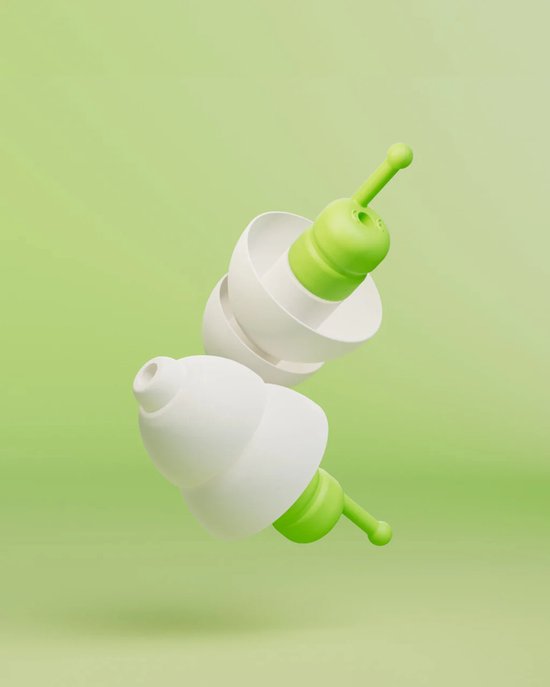 Twee Alpine SleepSoft oordopjes met witte omhulling en groene filter, zwevend op een groene achtergrond.