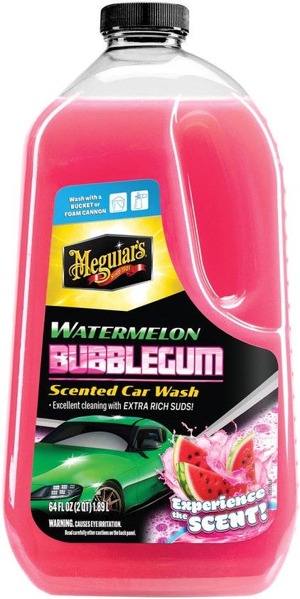 Fles autoshampoo met roze vloeistof en een label met een groene auto, watermeloen en de tekst "Watermelon Bubblegum".